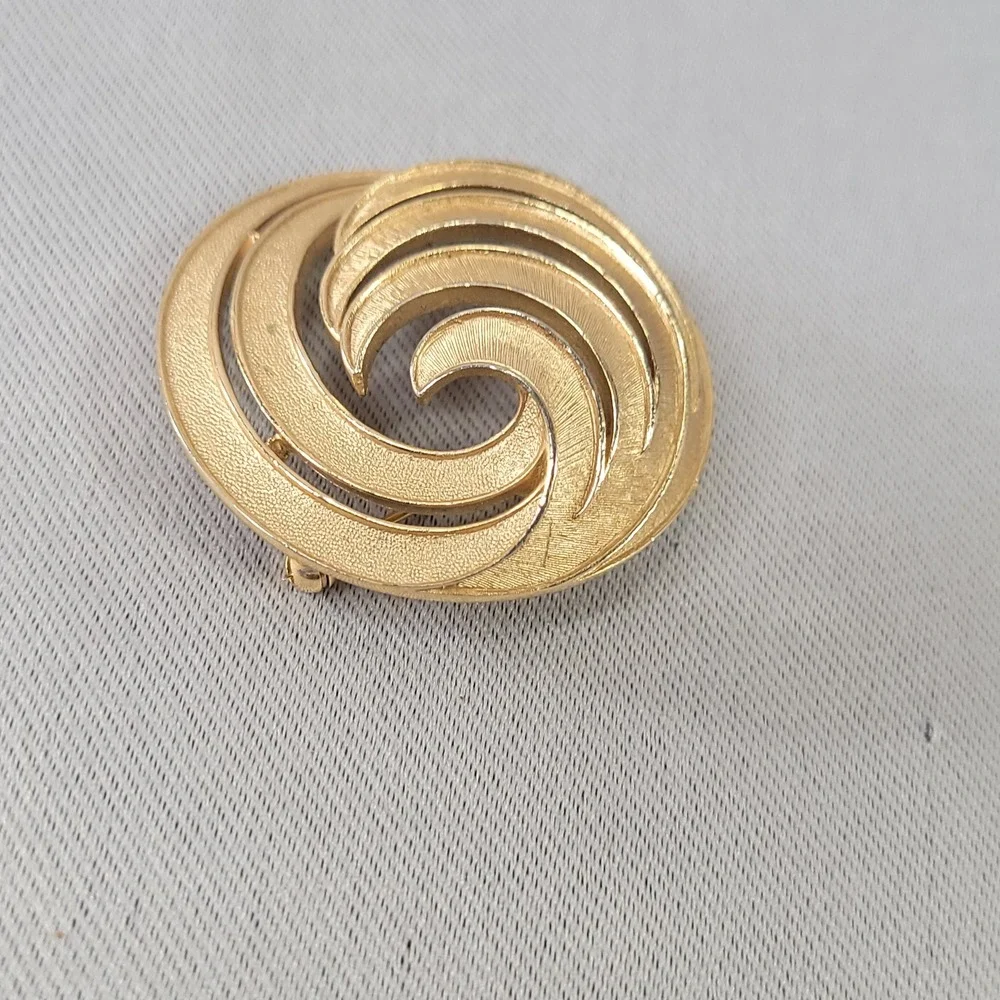 Trifari crown gold
